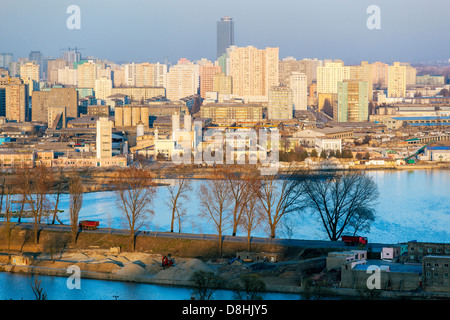 Demokratischen Völker Volksrepublik Korea (DVRK), Nordkorea, Pjöngjang, erhöhten Blick auf die Skyline der Stadt Stockfoto