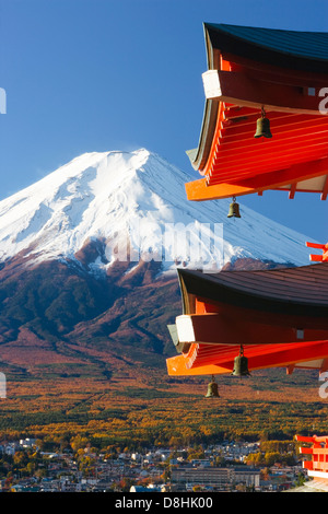 Japan, zentralen Honshu (Chubu), Fuji-Hakone-Izu-Nationalpark, Mount Fuji begrenzt im Schnee und den oberen Ebenen des Tempels Stockfoto