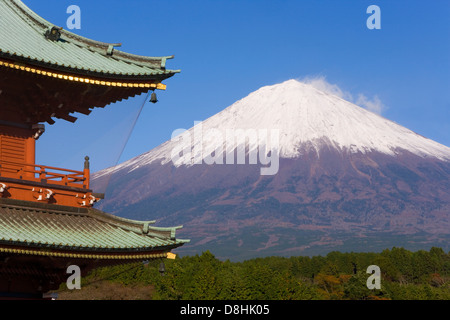 Japan, Honshu, Fuji-Hakone-Izu-Nationalpark, Daiseki-Ji-Tempel mit Mount Fuji schneebedeckten im Frühherbst Stockfoto