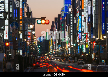 Asien, Japan, Honshu, Tokyo, Tokio, Ginza, Chuo-Dori, erhöhte Ansicht in der Abenddämmerung entlang Tokios exklusivsten Einkaufsstraße Stockfoto