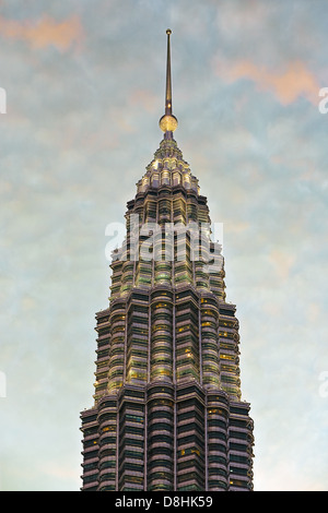 Asien, Malaysia, Selangor State, Kuala Lumpur, ikonische Petronas Towers - bei Einbruch der Dunkelheit beleuchtet Stockfoto