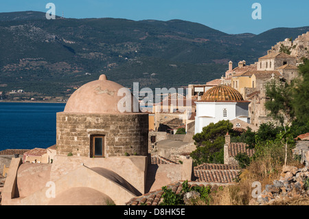 Blick über das alte byzantinische Stadt von Monemvasia mit Agios Nikolaos Kirche im Vordergrund, Lakonia, Peloponnes, Griechenland. Stockfoto