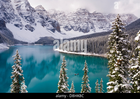 Wenkchemna Spitzen oder Ten Peaks Aufgang über Moraine Lake im Schnee, Banff Nationalpark, Alberta, Kanada, Nordamerika Stockfoto