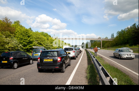 Menschen auf der Straße bei einem Verkehrsunfall Stau wegen eines Unfalls auf der A20 zweispurigen Straße, Kent UK Stockfoto