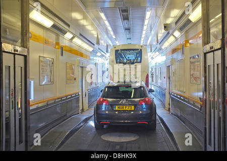 AUTOS UND BUSSE INNERHALB DER CHUNNEL, EUROTUNNEL, FOLKESTONE, KENT Stockfoto