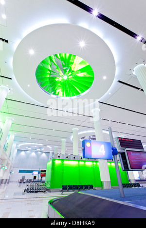 UAE, Vereinigte Arabische Emirate, Dubai, Dubai International Airport, Terminal 3, Gepäckband in der Ankunftshalle Stockfoto