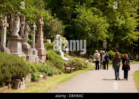 Besucher betrachten die berühmten Gräber auf dem Highgate Cemetery East, London UK Stockfoto