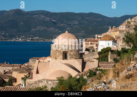 Blick über das alte byzantinische Stadt von Monemvasia mit Agios Nikolaos Kirche im Vordergrund, Lakonia, Peloponnes, Griechenland. Stockfoto