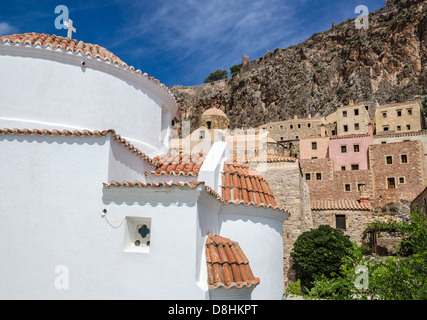 Blick über die byzantinische Stadt Monemvasia. Kirche Panagia Hrysaphitissa in den Vordergrund, Lakonia, Peloponnes, Griechenland Stockfoto