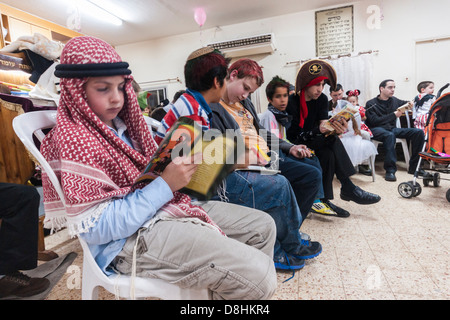 Israel. Menschen und Kinder in Tracht während der Lektüre des Buches Esther am Feiertag von Purim Stockfoto