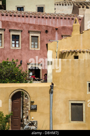 Typische Architektur in der alten byzantinischen Stadt von Monemvasia, Lakonia, südlichen Peloponnes, Griechenland. Stockfoto