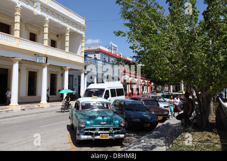 Holguin Stadtzentrum mit alten klassischen amerikanischen Autos geparkt auf der Straße, Kuba Stockfoto