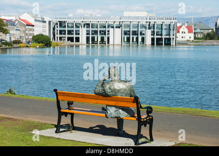 Island, Reykjavik, Lake Tjörnin statue Stockfoto