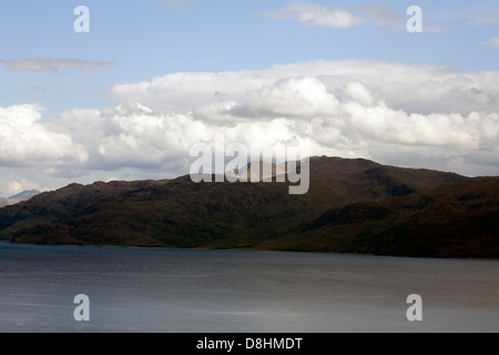 Sonnenlicht auf dem Gipfel des Beinn Na Caillich Knoydart aus über den Sound of Sleat vom Eilean Iarmain oder Isleornsay Skye Stockfoto