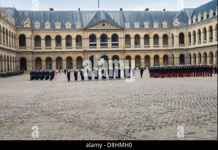 Les Invalides, Paris, Frankreich. Soldaten und Matrosen durchführen militärische Übungen während einer offiziellen Zeremonie Stockfoto