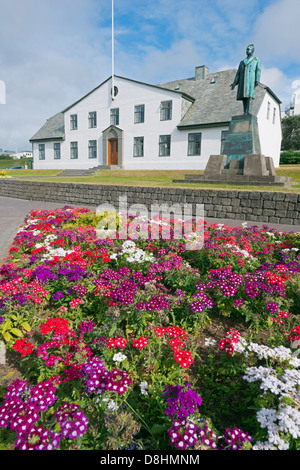 Island, Reykjavik, Blumen und Statue von Hannes Hafstein Stockfoto