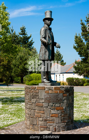 Original-Bronze-Statue von Isambard Kingdom Brunel in Neyland, Pembrokeshire. Es war das letzte Werk des Bildhauers Robert Thomas. Stockfoto