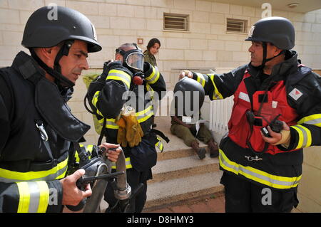 Haifa, Israel. 29. Mai 2013. Israelische Heimatfront Kommando Wasserröhren, Feuerwehrleute, Polizei Mann Takeing Teil in eine Verteidigung bohren einen Raketenangriff auf Israel, während eine massive Raketen- und Rakete Angriff Simulation simulieren. Israel startete seine jährliche Heimatfront und Landesverteidigung Bohrer, Soldaten und Zivilisten für mögliche Raketenangriffe auf das Land vorbereiten. 29. Mai 2013 Foto von Shay Levy/Alamy Live-Nachrichten Stockfoto