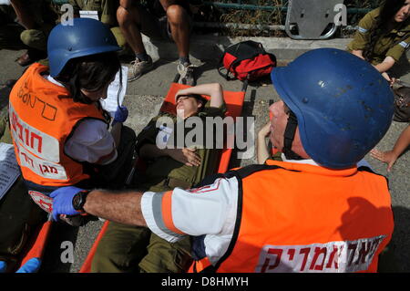 Haifa, Israel. 29. Mai 2013. Israelische Heimatfront Kommando Wasserröhren, Feuerwehrleute, Polizei Mann Takeing Teil in eine Verteidigung bohren einen Raketenangriff auf Israel, während eine massive Raketen- und Rakete Angriff Simulation simulieren. Israel startete seine jährliche Heimatfront und Landesverteidigung Bohrer, Soldaten und Zivilisten für mögliche Raketenangriffe auf das Land vorbereiten. 29. Mai 2013 Foto von Shay Levy/Alamy Live-Nachrichten Stockfoto