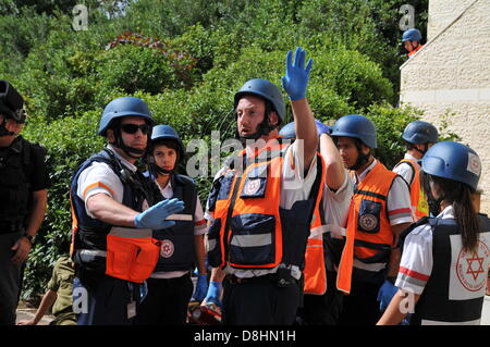 Haifa, Israel. 29. Mai 2013. Israelische Heimatfront Kommando Wasserröhren, Feuerwehrleute, Polizei Mann Takeing Teil in eine Verteidigung bohren einen Raketenangriff auf Israel, während eine massive Raketen- und Rakete Angriff Simulation simulieren. Israel startete seine jährliche Heimatfront und Landesverteidigung Bohrer, Soldaten und Zivilisten für mögliche Raketenangriffe auf das Land vorbereiten. 29. Mai 2013 Foto von Shay Levy/Alamy Live-Nachrichten Stockfoto