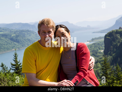 Interracial paar unterwegs mit der Columbia River Gorge des Abschnitts Nordwesten der Vereinigten Staaten im Hintergrund Stockfoto