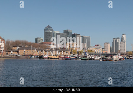 Blick über das Greenland Dock mit der Canary Wharf Entwicklung in der Ferne, Bermondsey London, SE16, UK. Stockfoto