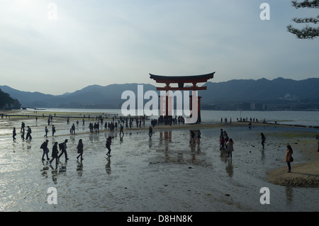 Touristen auf der schwimmenden Torri-Tor auf der Insel Miyajima, Binnenmeer, Japan in der Dämmerung Stockfoto