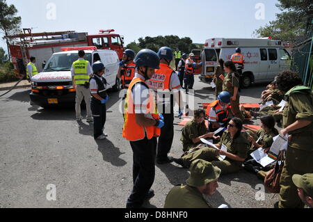 Haifa, Israel. 29. Mai 2013. Israelische Heimatfront Kommando Wasserröhren, Feuerwehrleute, Polizei Mann Takeing Teil in eine Verteidigung bohren einen Raketenangriff auf Israel, während eine massive Raketen- und Rakete Angriff Simulation simulieren. Israel startete seine jährliche Heimatfront und Landesverteidigung Bohrer, Soldaten und Zivilisten für mögliche Raketenangriffe auf das Land vorbereiten. 29. Mai 2013 Foto von Shay Levy/Alamy Live-Nachrichten Stockfoto