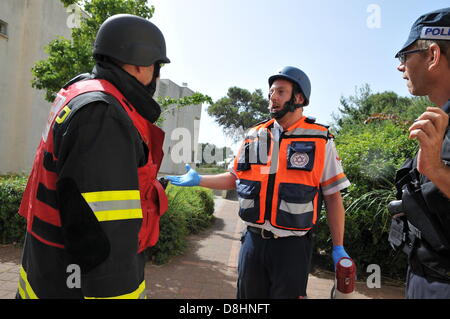 Haifa, Israel. 29. Mai 2013. Israelische Heimatfront Kommando Wasserröhren, Feuerwehrleute, Polizei Mann Takeing Teil in eine Verteidigung bohren einen Raketenangriff auf Israel, während eine massive Raketen- und Rakete Angriff Simulation simulieren. Israel startete seine jährliche Heimatfront und Landesverteidigung Bohrer, Soldaten und Zivilisten für mögliche Raketenangriffe auf das Land vorbereiten. 29. Mai 2013 Foto von Shay Levy/Alamy Live-Nachrichten Stockfoto