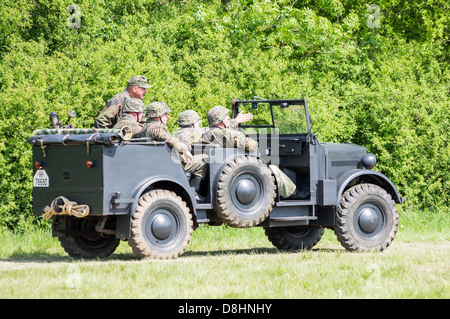 Overlord, d-Day-Re-Enactment Denmead 2013. Deutsche Soldaten in einem gepanzerten Auto fahren Stockfoto