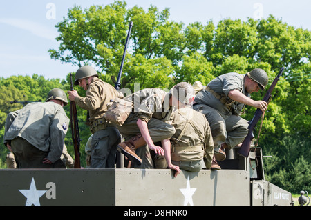 Overlord, d-Day-Re-Enactment Denmead 2013. Amerikanische Soldaten Aussteigen aus einer Hälfte verfolgen Stockfoto