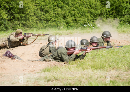 Overlord, d-Day-Re-Enactment Denmead 2013. Amerikanische Soldaten feuern auf die deutschen Stellungen Stockfoto