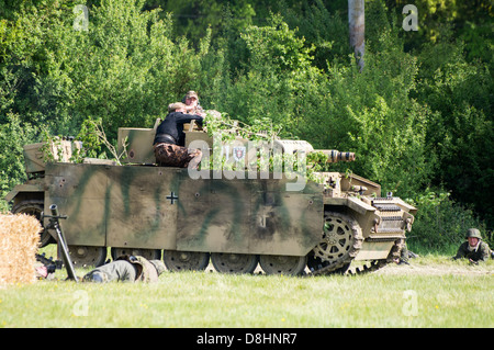 Overlord, d-Day-Re-Enactment Denmead 2013. Deutsche Soldaten und Panzer iv Tank voraus auf amerikanische Truppen. Stockfoto