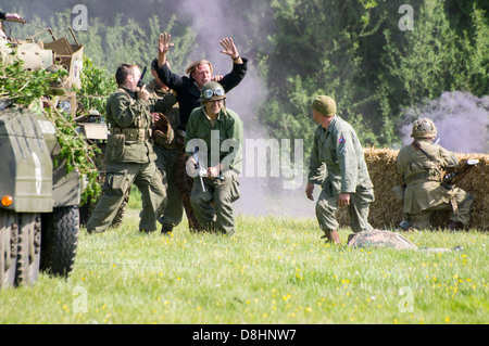 Overlord, d-Day-Re-Enactment Denmead 2013. Deutscher Panzerkommandant ergibt sich amerikanische Truppen Stockfoto