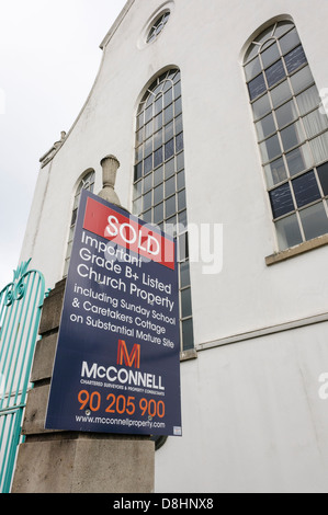 Verkauften Schild an einer Kirche Stockfoto