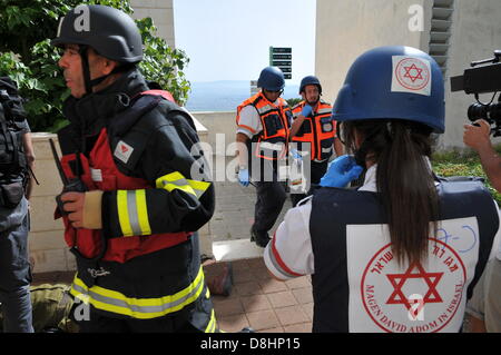 Haifa, Israel. 29. Mai 2013. Israelische Heimatfront Kommando Wasserröhren, Feuerwehrleute, Polizei Mann Takeing Teil in eine Verteidigung bohren einen Raketenangriff auf Israel, während eine massive Raketen- und Rakete Angriff Simulation simulieren. Israel startete seine jährliche Heimatfront und Landesverteidigung Bohrer, Soldaten und Zivilisten für mögliche Raketenangriffe auf das Land vorbereiten. 29. Mai 2013 Foto von Shay Levy/Alamy Live-Nachrichten Stockfoto