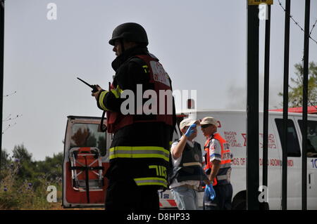 Haifa, Israel. 29. Mai 2013. Israelische Heimatfront Kommando Wasserröhren, Feuerwehrleute, Polizei Mann Takeing Teil in eine Verteidigung bohren einen Raketenangriff auf Israel, während eine massive Raketen- und Rakete Angriff Simulation simulieren. Israel startete seine jährliche Heimatfront und Landesverteidigung Bohrer, Soldaten und Zivilisten für mögliche Raketenangriffe auf das Land vorbereiten. 29. Mai 2013 Foto von Shay Levy/Alamy Live-Nachrichten Stockfoto