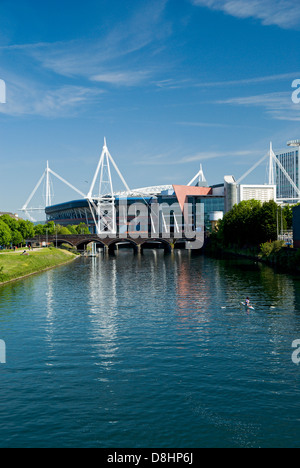 Millennium Stadium und Ruderboot am Fluss Taff Cardiff Glamorgan Südwales Stockfoto