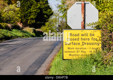 Melden Sie auf der Landstraße, die Warnung, dass es für die Oberflächenbehandlung geschlossen wird Stockfoto