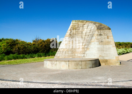 Skulptur „Cader Idris“ von Willian Pye, Feuchtgebiet, Cardiff Bay, Südwales. Stockfoto