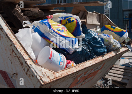 Verweigern, Container, Müllcontainer, Müll überspringen, gefüllt mit Abfall, Plasic Taschen - Heilbronn, Deutschland Stockfoto