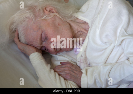 Sehr alte Dame schlafend im Bett Stockfoto