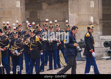 Les Invalides, Paris, Frankreich. Ein Fotograf geht eine Militärkapelle im Rahmen eines Empfangs für des polnischen Staatspräsidenten Mai 2013 Stockfoto