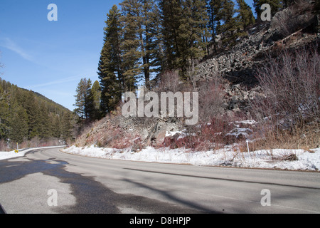 Vorsicht Steinschlag an der Hyalit Canyon Road in Gallatin National Forest. Stockfoto