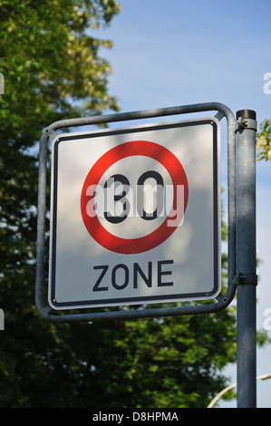 Deutsche Verkehrszeichen "Zone 30", zeigt eine Geschwindigkeitsbegrenzung von 30 km/h (Kilometer pro Stunde) – Heilbronn, Deutschland Stockfoto