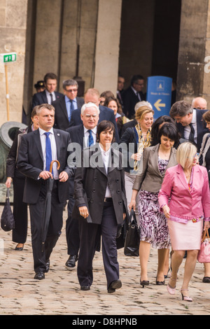 Polens Präsident Gefolge kommen bei einem Empfang im Invalidendom-Palast in Paris unter der Leitung von einem Wachmann. Stockfoto