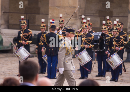 Les Invalides, Paris, Frankreich. Ein Offizier übergibt eine Militärkapelle bei einem offiziellen Empfang für den polnischen Präsidenten Mai 2013 Stockfoto