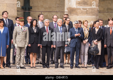 Polens Präsident Entourage steht Aufmerksamkeit während des Abspielens der Nationalhymne zu einem offiziellen Empfang in Paris. Stockfoto