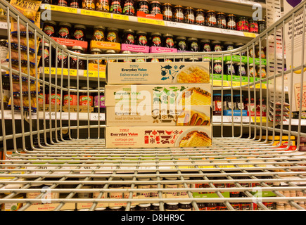 Tesco täglichen Wert Eigenmarke Produkte im Einkaufswagen im Supermarkt Tesco. England, UK Stockfoto