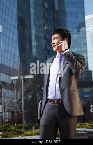 Junger Geschäftsmann telefonieren mit Handy. Stockfoto